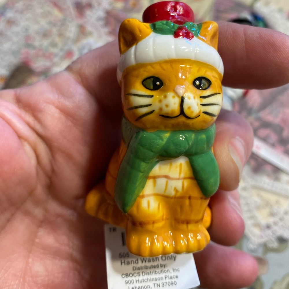 Adorable kitty salt and pepper shakers cat Christmas retro vintage inspired